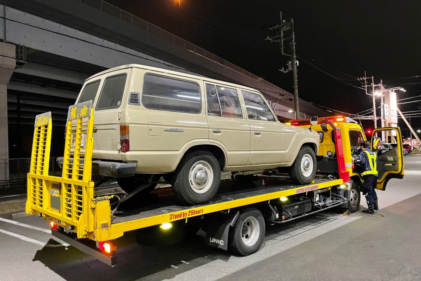 トヨタ・ランドクルーザー60がレッカーされる様子