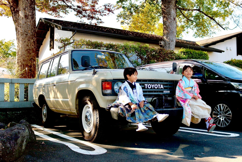 トヨタ・ランドクルーザー60と村田さんのお子さん