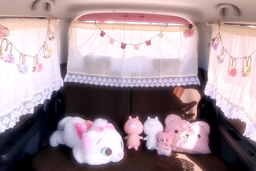 スズキ・アルトラパンの飾りつけした後席とラゲッジ