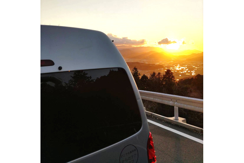 トヨタ・ハイエースと夕日