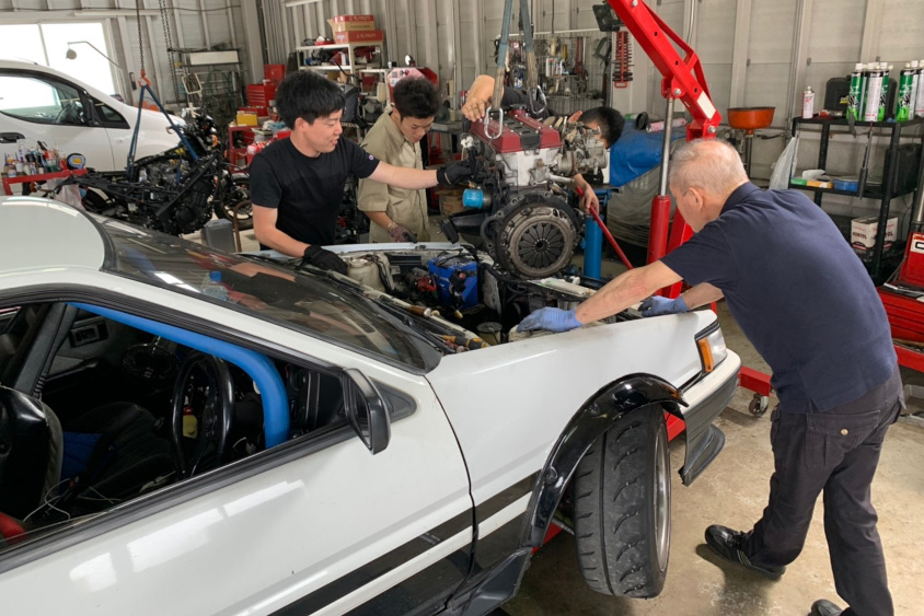トヨタ・カローラレビン（AE86）のエンジンの載せ換えの様子