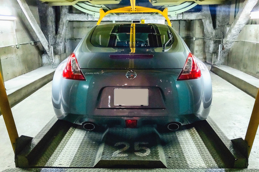 日産・フェアレディZが機械式駐車場に入っている様子