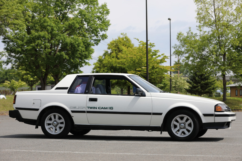 トヨタ・セリカ(ブラックマスク)の右サイド