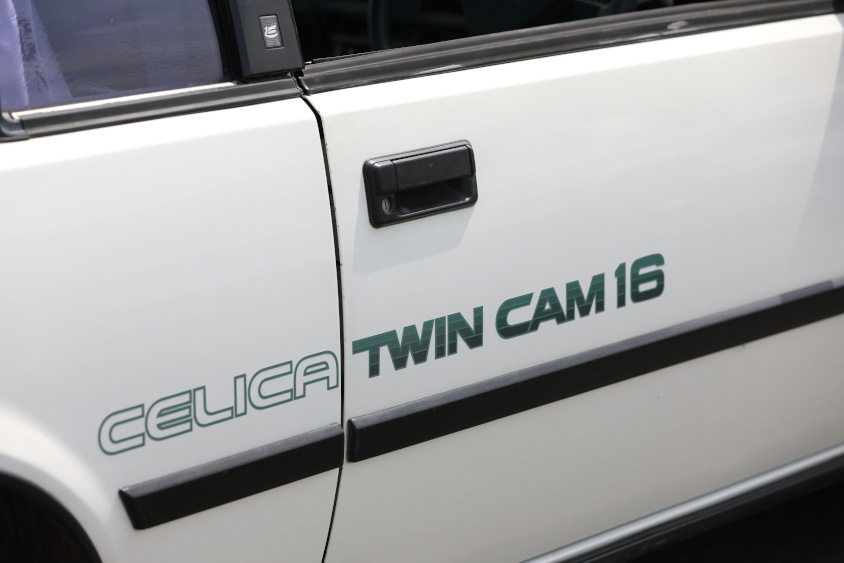 トヨタ・セリカ（ブラックマスク）の「TWIN CAM 16」のロゴ