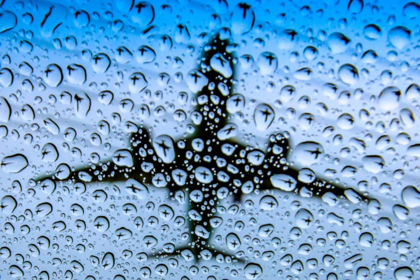 水玉一つ一つに飛行機が映っています！