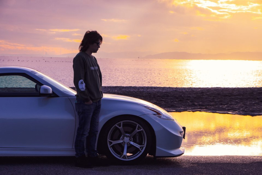 日産・フェアレディZ（Z34）と夕日が沈む海とShinyaさん