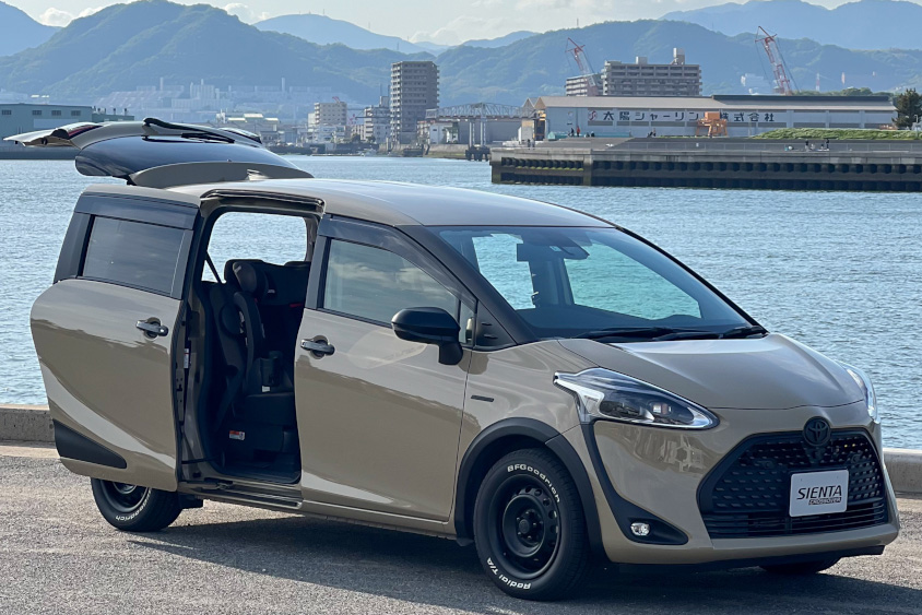 スライドドアが開いたトヨタ・シエンタ