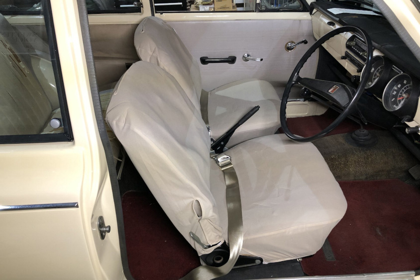 トヨタ・初代カローラの運転席