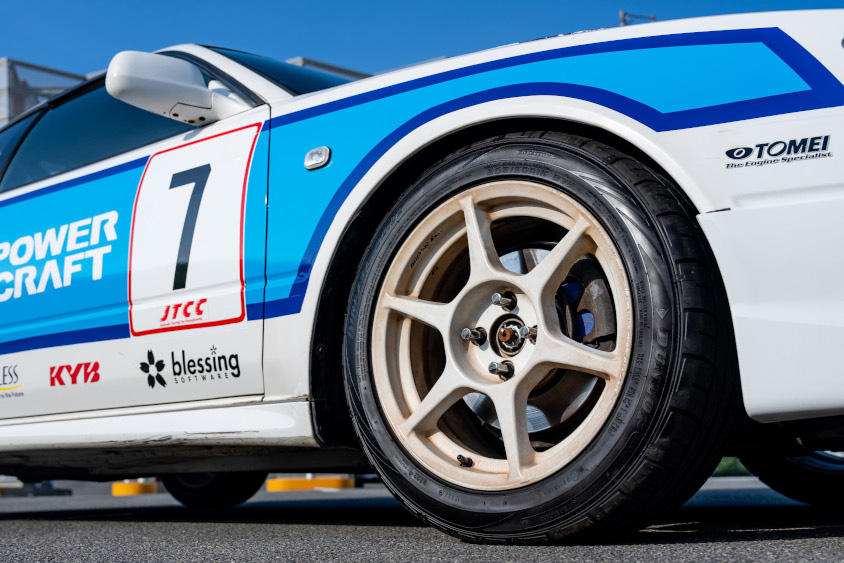 トヨタ・カローラレビン（AE111）の右フロント