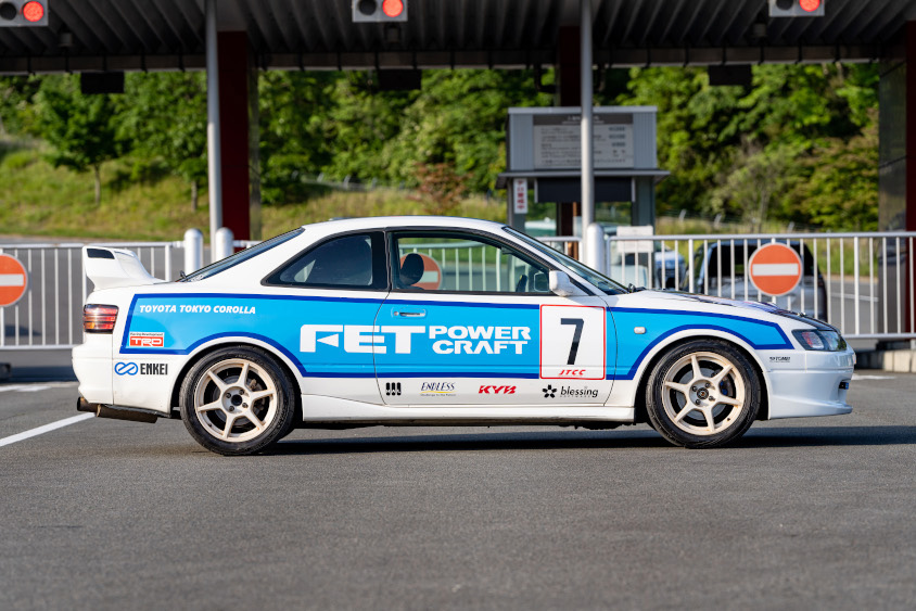 トヨタ・カローラレビン（AE111）のサイドビュー