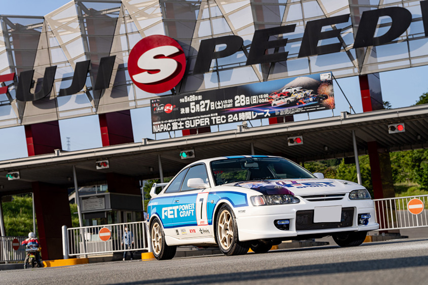 トヨタ・カローラレビン（AE111）と富士スピードウェイのゲート