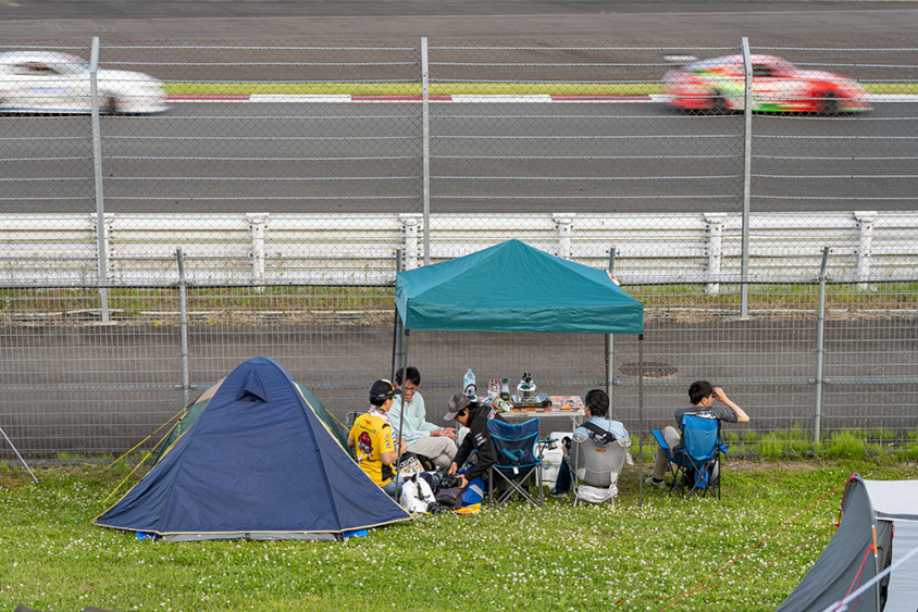 ダンロップコーナー付近で楽しむトレビンさん