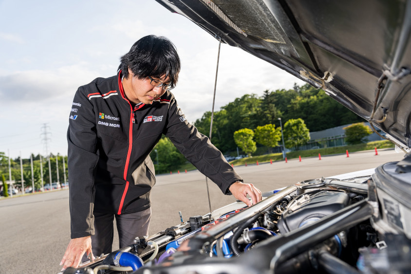 トヨタ・カローラレビン（AE111）のエンジンルームを眺めるトレビンさん