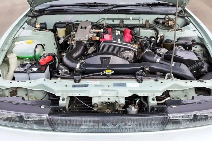 日産・シルビア（S13）のエンジンルーム