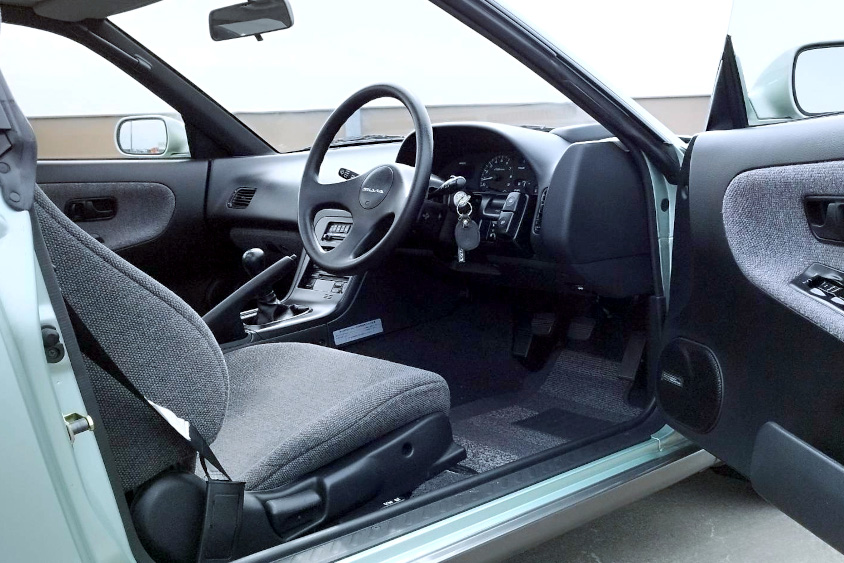 日産・シルビア(S13)の運転席