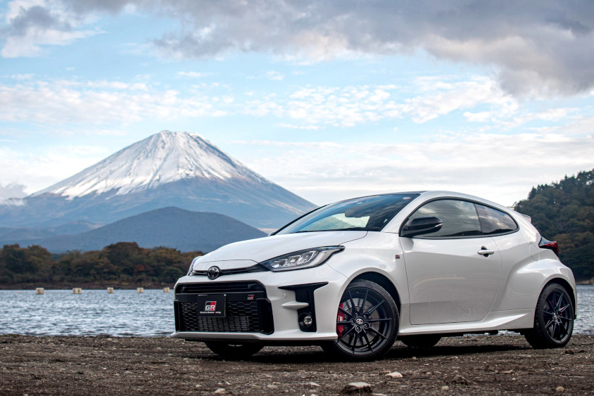 トヨタ・GRヤリスと富士山