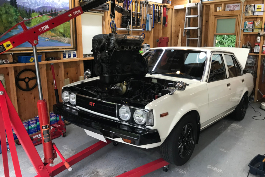 トヨタ・カローラのエンジンを降ろす様子