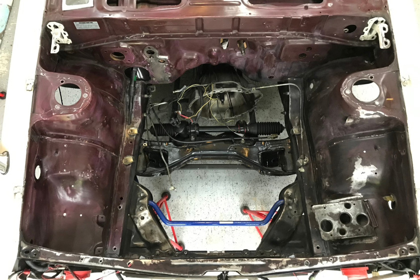 トヨタ・カローラのエンジンルーム