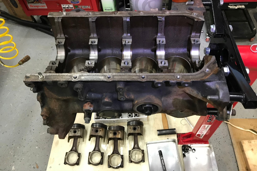 トヨタ・カローラの分解された２T-GEUエンジン