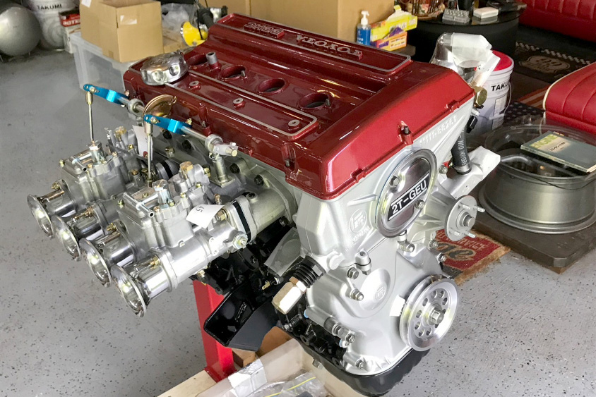 レストアされたトヨタ・カローラの２T-GEUエンジン
