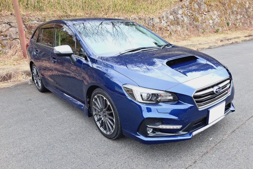 スバル・レヴォーグの右フロントビュー