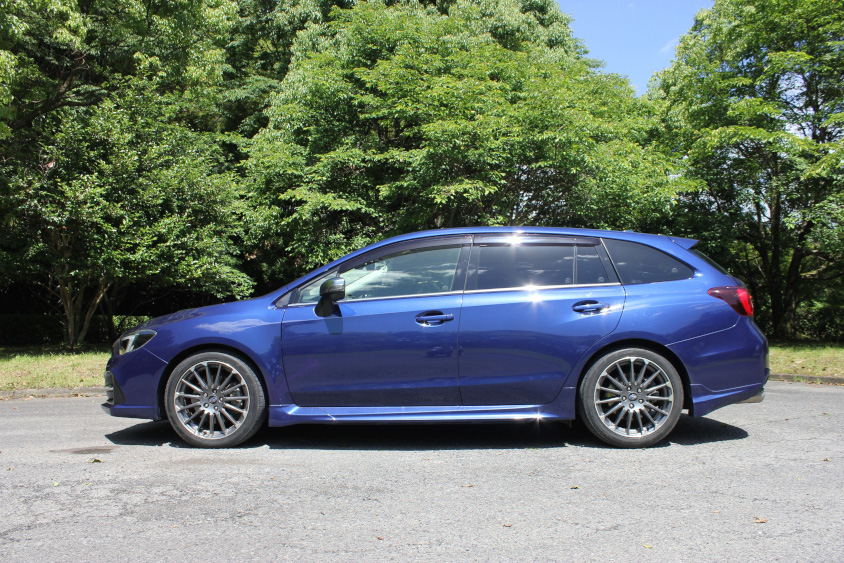 スバル・レヴォーグの左サイドビュー