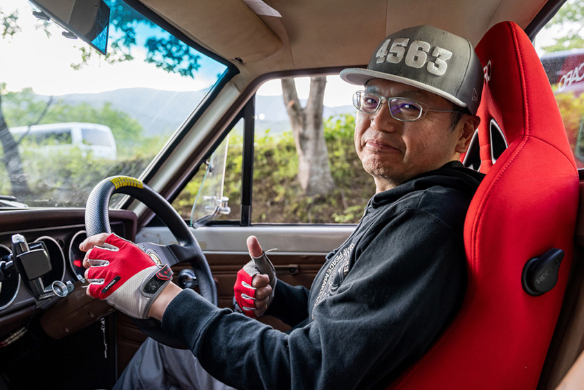 日産・サニートラックの運転席に座る新田番地さん