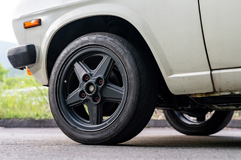 日産・サニートラックの左フロントタイヤ