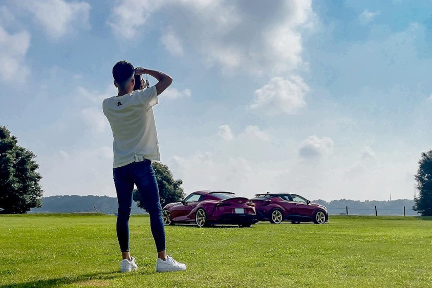 トヨタ・スープラとC-HRを撮影するあきさんの息子さん