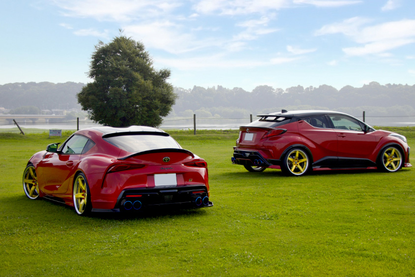 トヨタ・スープラとC-HRと整備された芝生