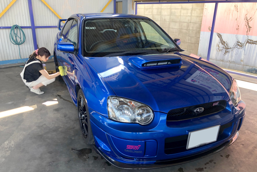 スバル・インプレッサWRXを洗車するももみうちさん