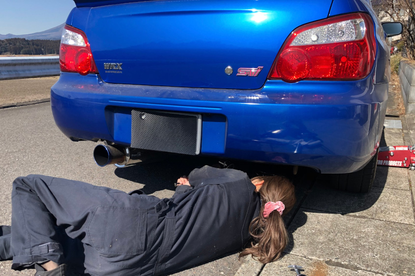 マフラーを外すももみうちさん