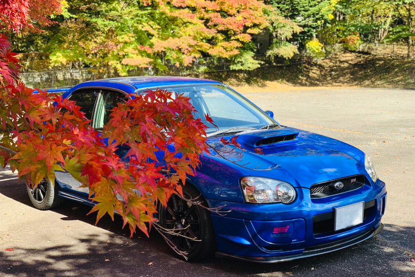 スバル・インプレッサWRXと紅葉