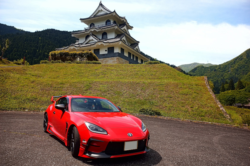 トヨタ・GR86と犬山城