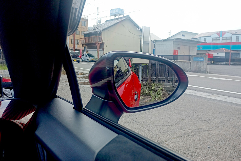 ミラー越しのトヨタ・GR86