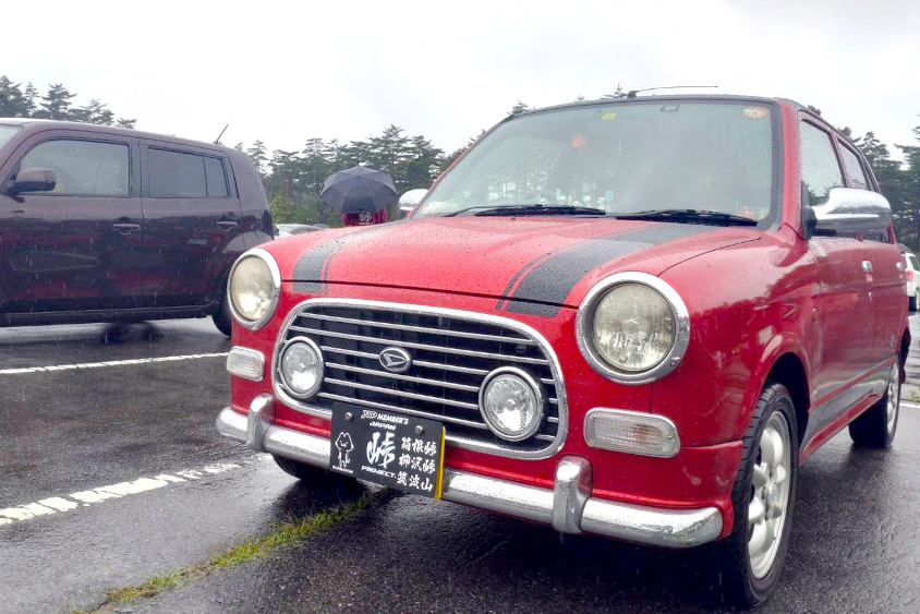 雨に濡れたダイハツ・ミラジーノ