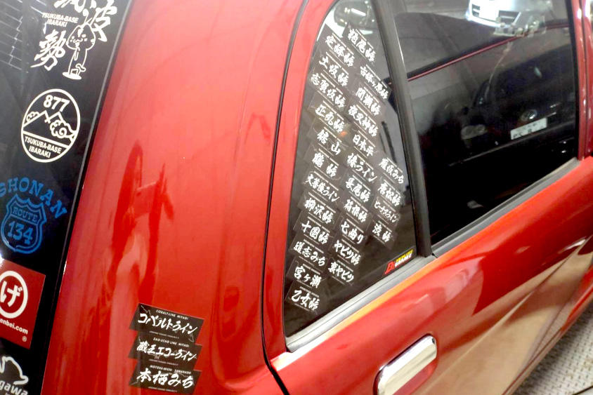 ダイハツ・ミラジーノに貼られたジャパン峠プロジェクトのステッカー