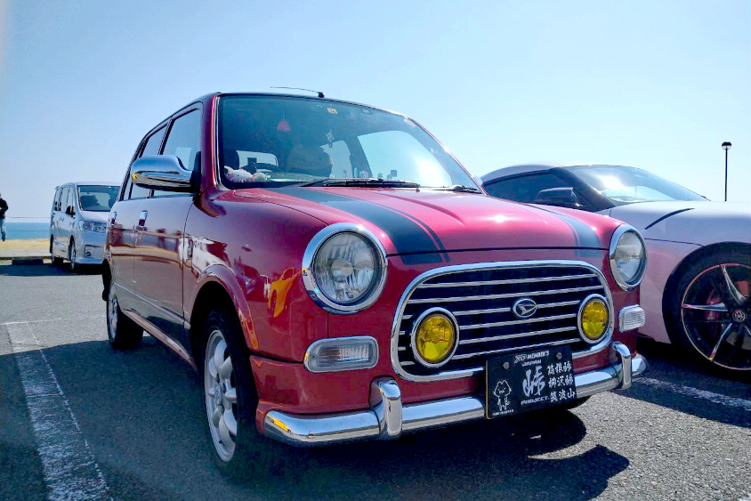 ソウルメタリッククリスタルにオールペンされたダイハツ・ミラジーノ