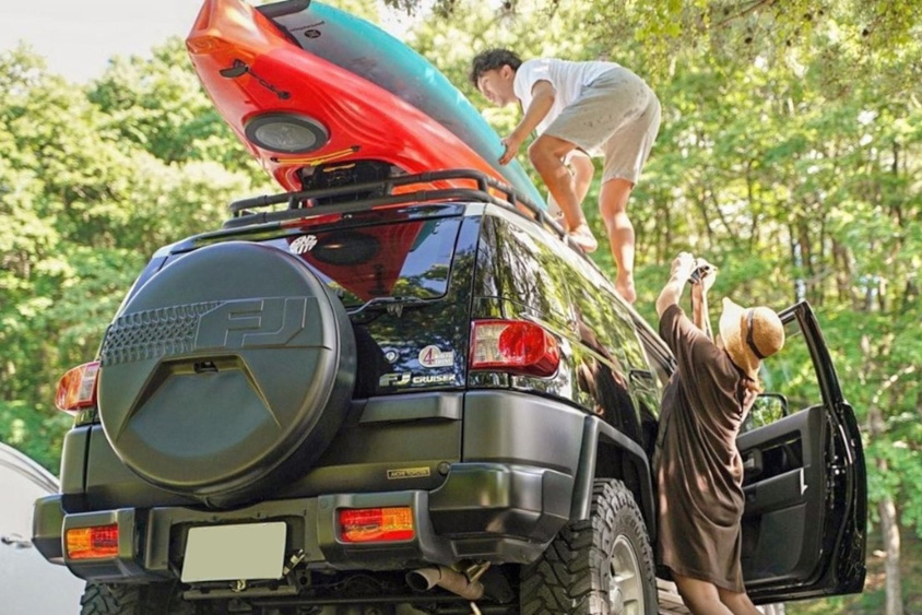 トヨタ・FJクルーザーのフールにカヌーを積む