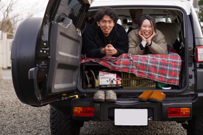 トヨタ・FJクルーザーで車中泊をする石井景介さん