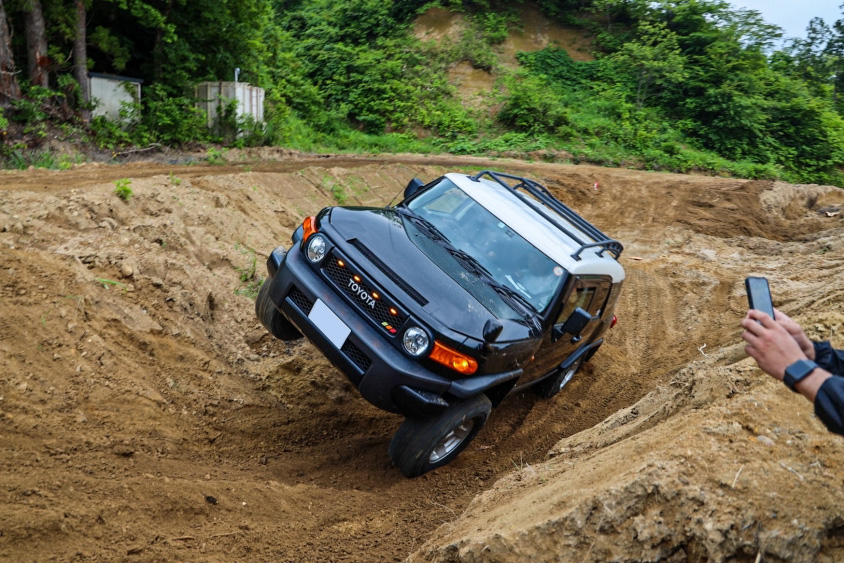 オフロードコースを走るトヨタ・FJクルーザー