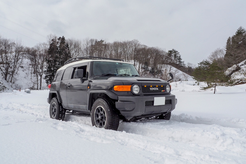 雪道を走るトヨタ・FJクルーザー
