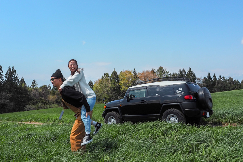 トヨタ・FJクルーザーと草原