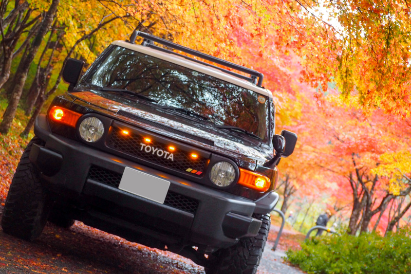 トヨタ・FJクルーザーと紅葉