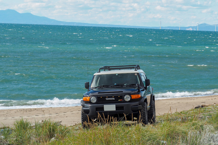トヨタ・FJクルーザーと海