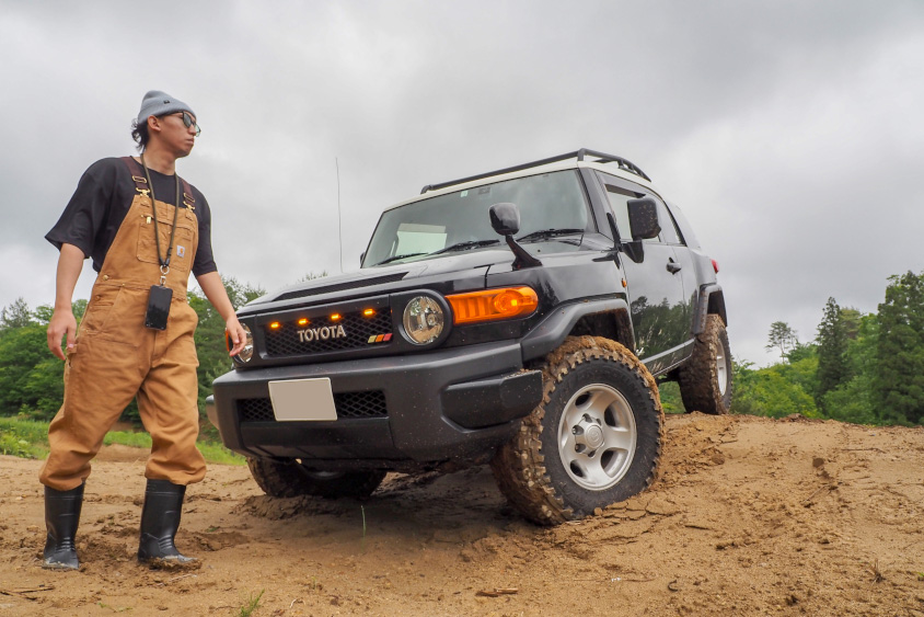 オフロードコースのトヨタ・FJクルーザーと石井景介さん