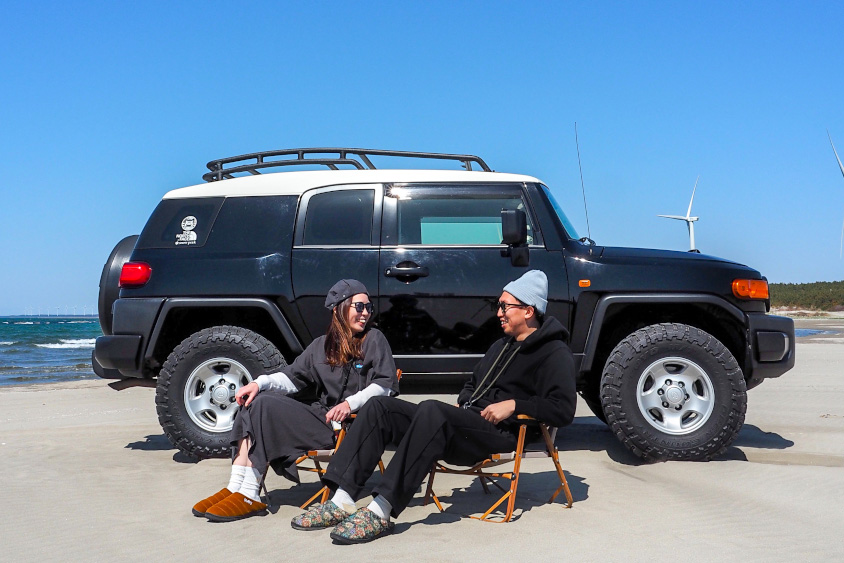 トヨタ・FJクルーザーと石井景介さんと彼女さん