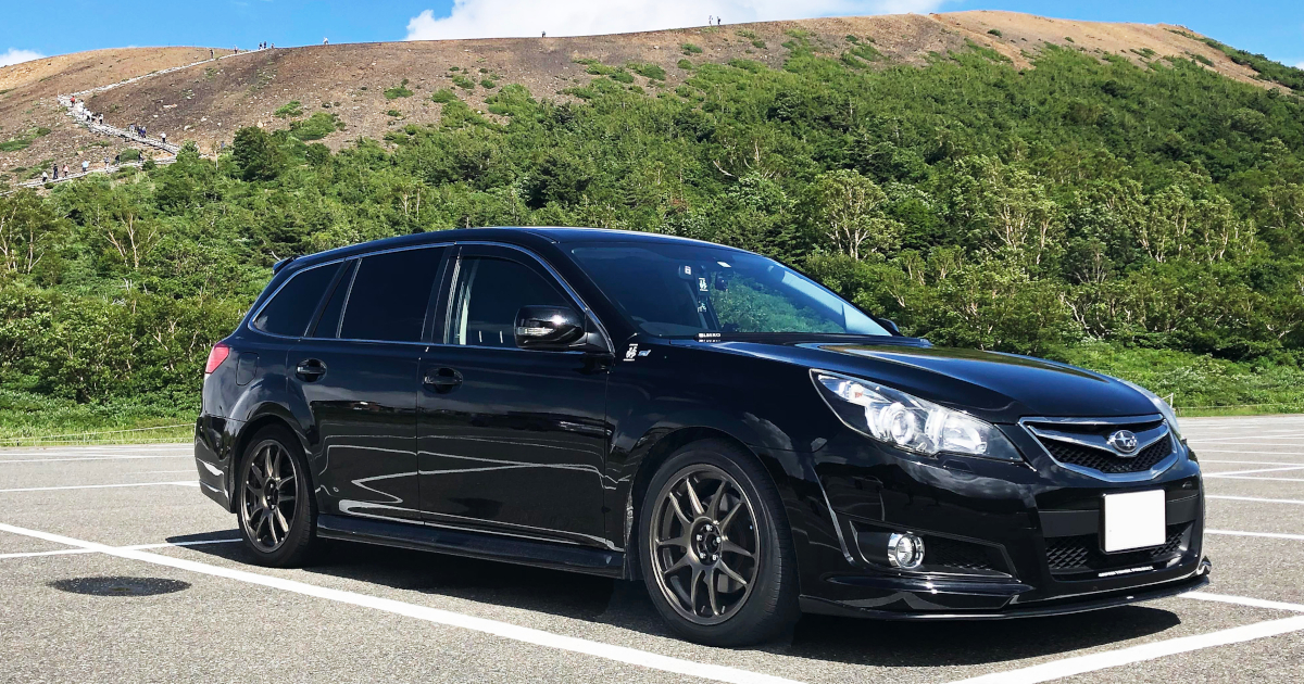 最初は不満タラタラだったレガシィツーリングワゴンでも、今ではすっかり虜に！ | クルマ情報サイトｰGAZOO.com レガシィツーリングワゴン BR系/BR9/BRF/BRM 前期/後期 車用 隙間収納クッション ドリンクホルダー付き 小物入れ PU