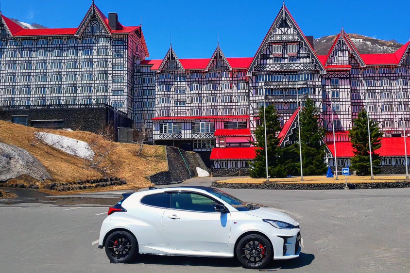 トヨタ・GRヤリスとホテル