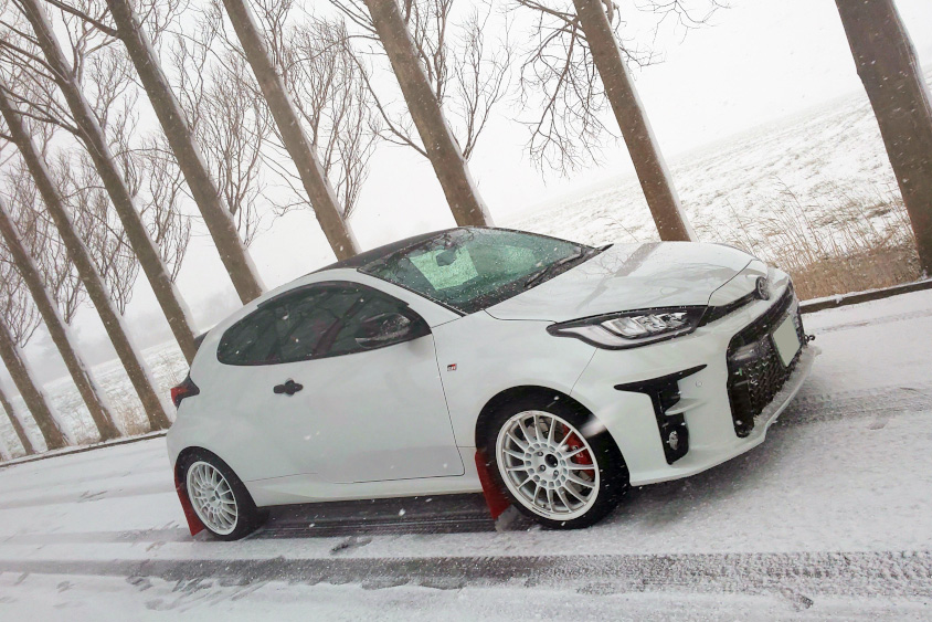 トヨタ・GRヤリスと雪景色